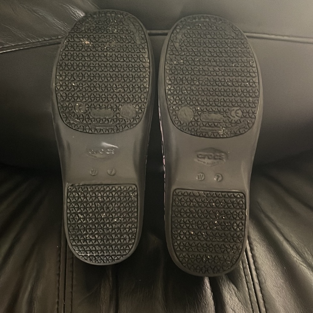 Size 7W Like new condition. Nursing Crocs Size 7W - Picture 7 of 7